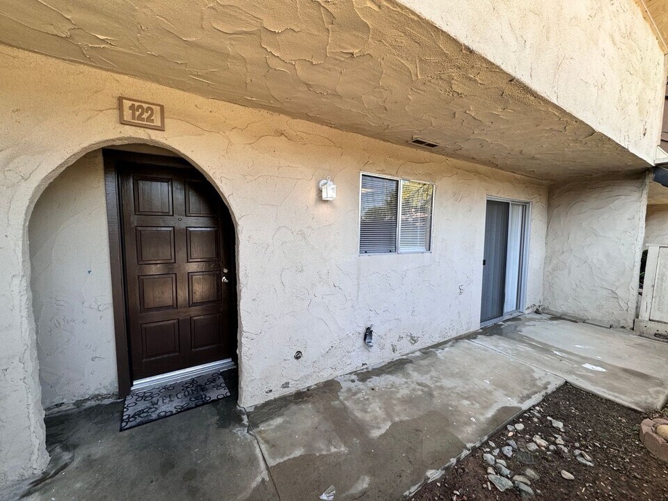 1250 E Shaw Ave in Fresno, CA - Building Photo