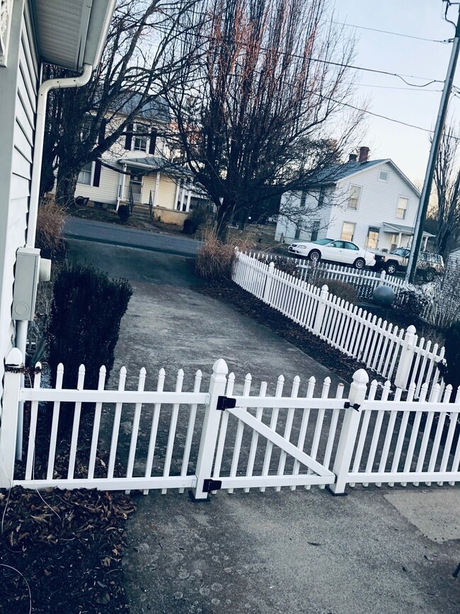 210 Alum Springs Rd in Lexington, VA - Foto de edificio - Building Photo