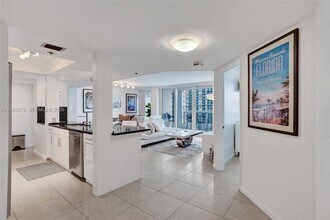 1717 N Bayshore Dr, Unit 2440 in Miami, FL - Foto de edificio - Building Photo