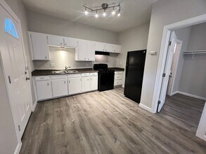 321 N Chupaderas St in San Antonio, TX - Building Photo - Building Photo