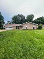 206 Pondella Dr in Enterprise, AL - Building Photo
