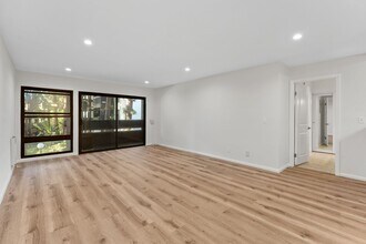8650 Gulana Ave, Unit L2168 in Los Angeles, CA - Building Photo - Building Photo