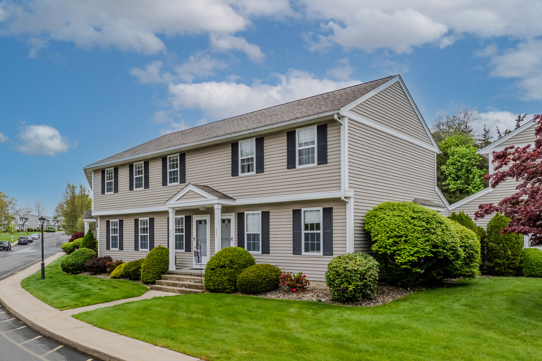 Meadowe Crest in Ludlow, MA - Foto de edificio