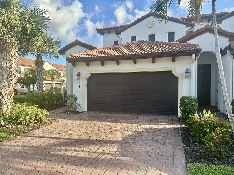 15821 Portofino Springs Blvd in Ft. Myers, FL - Foto de edificio