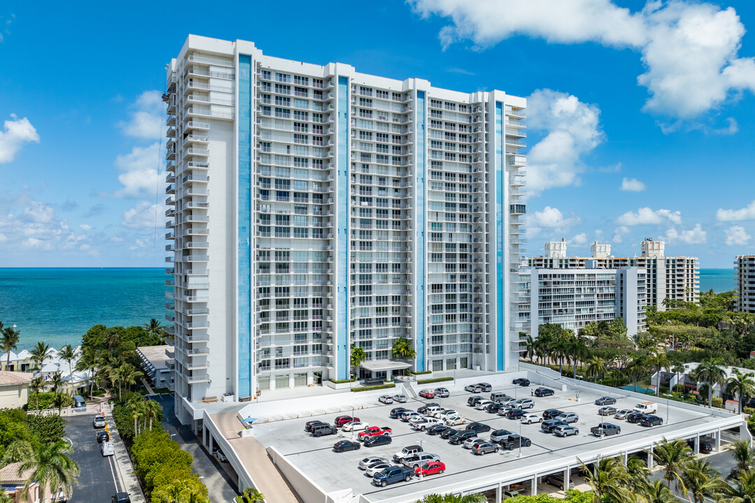 Casa del Mar in Key Biscayne, FL - Building Photo