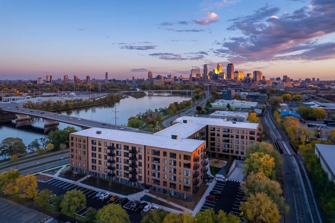 Peregrine in Minneapolis, MN - Foto de edificio