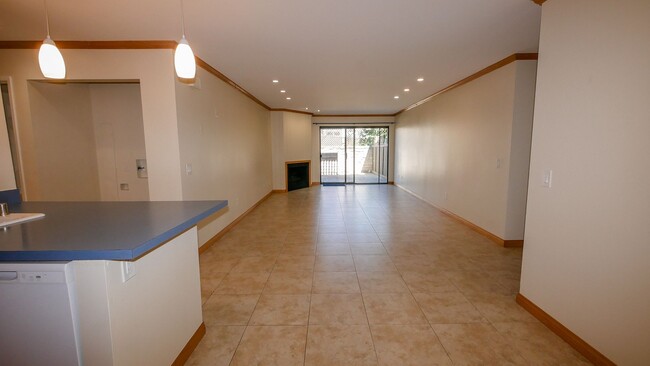 4650 W Point Loma Blvd in San Diego, CA - Building Photo - Building Photo