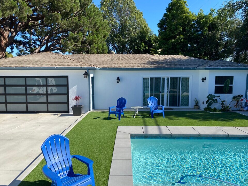 430 E Bixby Rd in Long Beach, CA - Building Photo