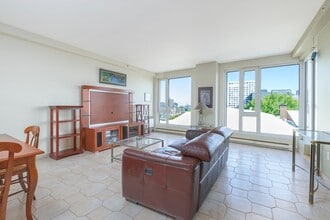340 Rue du Champ de Mars in Montréal, QC - Building Photo - Building Photo
