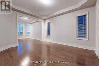 423 Threshing Mill Blvd. in Oakville, ON - Building Photo - Building Photo