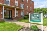 Ellacott Parkway Apartments in Warrensville Heights, OH - Foto de edificio - Building Photo