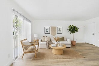 Villa La Paloma in Reseda, CA - Building Photo - Building Photo