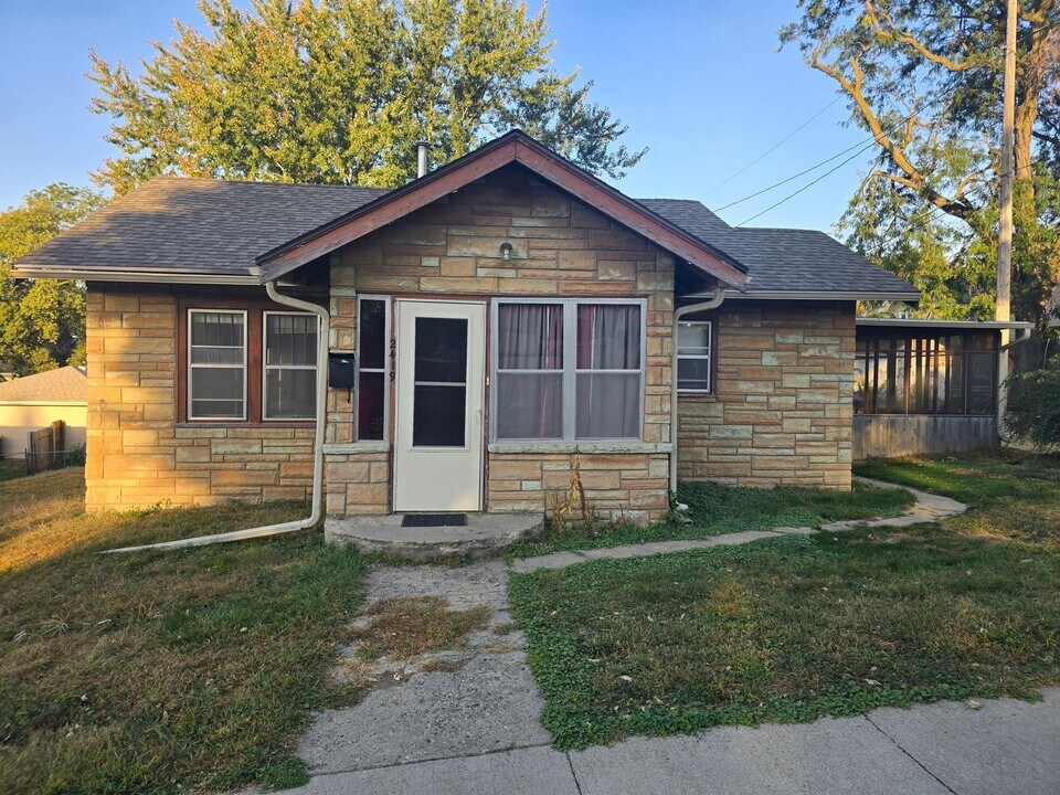 2419 S Newton St in Sioux City, IA - Building Photo