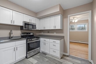 WHEATON COURT, LLC in Wheaton, IL - Foto de edificio - Interior Photo