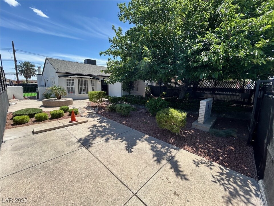 529 S 10th St in Las Vegas, NV - Building Photo