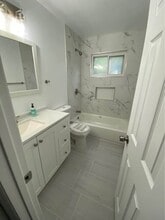 2 Roland Rd in West Babylon, NY - Foto de edificio - Building Photo