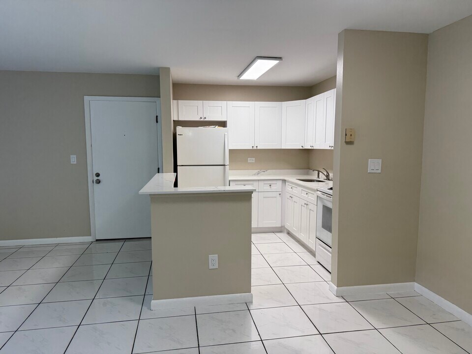 805 NE 199th St in Miami, FL - Building Photo