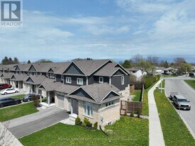 11 Manhattan Ct. in St Catharines, ON - Building Photo