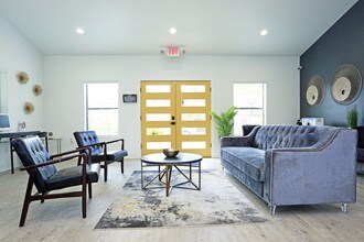 Alamo Estates in San Antonio, TX - Foto de edificio - Building Photo