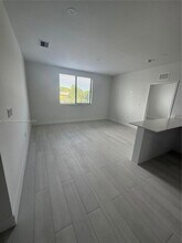 1091 E 17th St, Unit 302 in Hialeah, FL - Building Photo - Building Photo