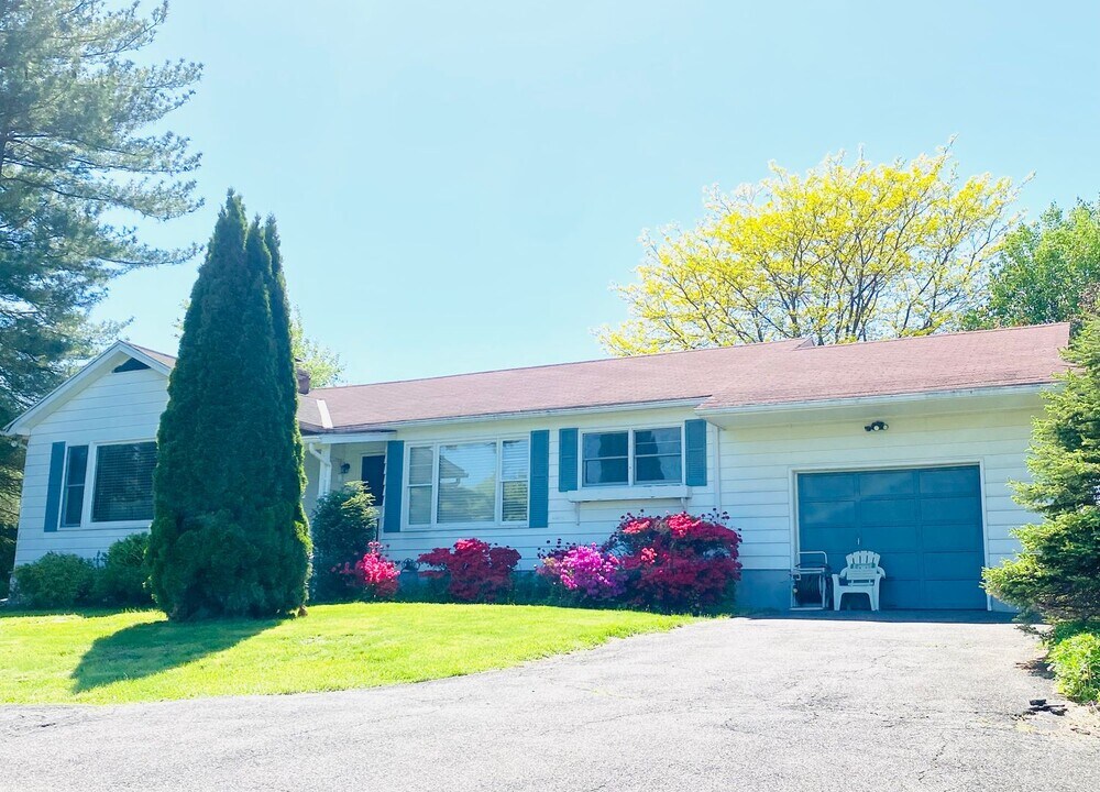 796 Broadway in Ulster Park, NY - Building Photo
