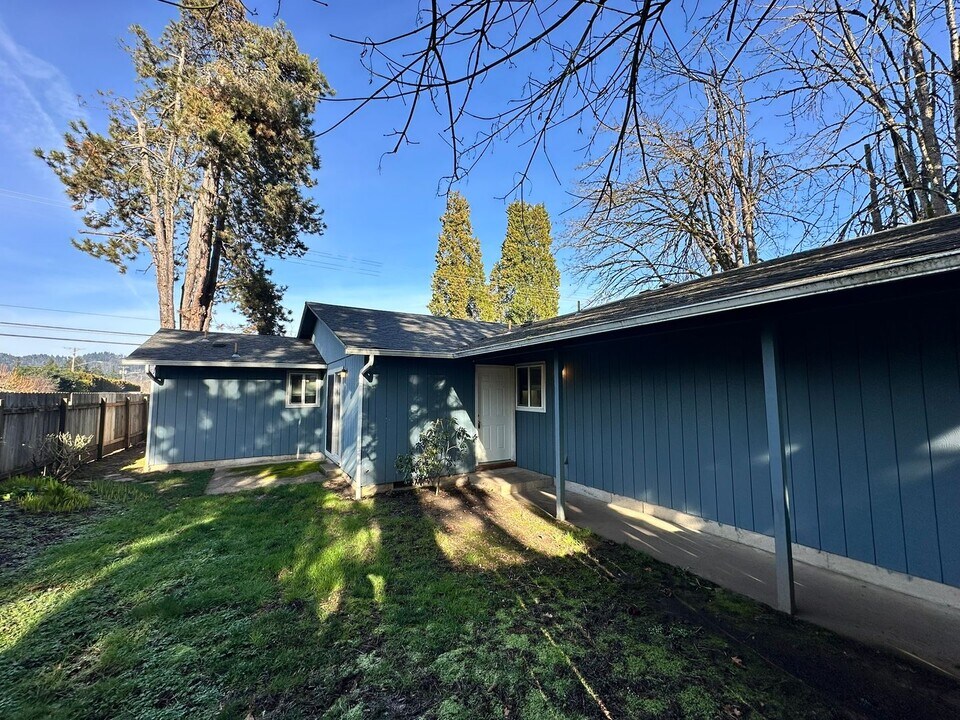 6370 F St in Springfield, OR - Building Photo