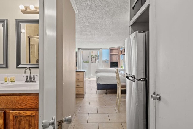 8817 S Thomas Dr in Panama City Beach, FL - Building Photo - Building Photo