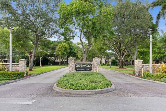 10250 Oleander Ct in Pembroke Pines, FL - Foto de edificio - Building Photo