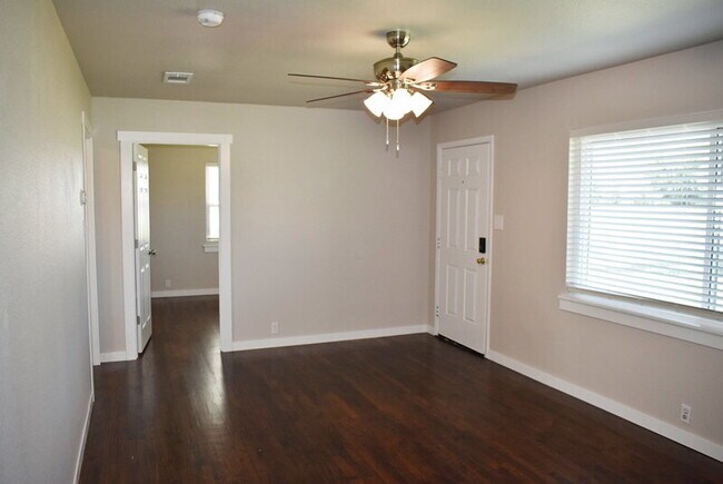 541 S Allen St in Boyd, TX - Building Photo - Building Photo
