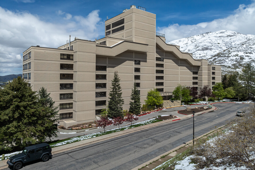 Oakhills-Bench Tower Condominiums in Salt Lake City, UT - Building Photo