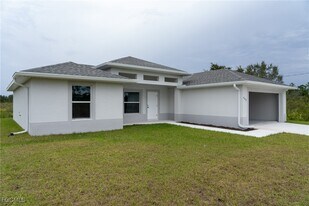 409 Moore Ave in Lehigh Acres, FL - Building Photo