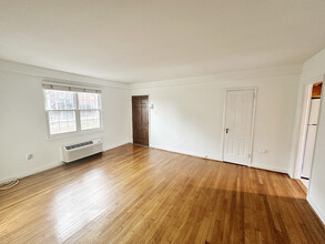 4 Auburn Ct, Unit D in Alexandria, VA - Building Photo - Building Photo