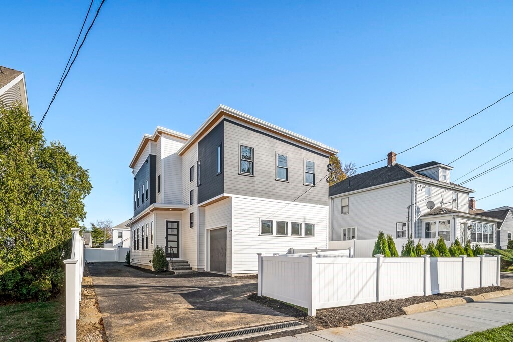 92 Chapel St in Newton, MA - Building Photo