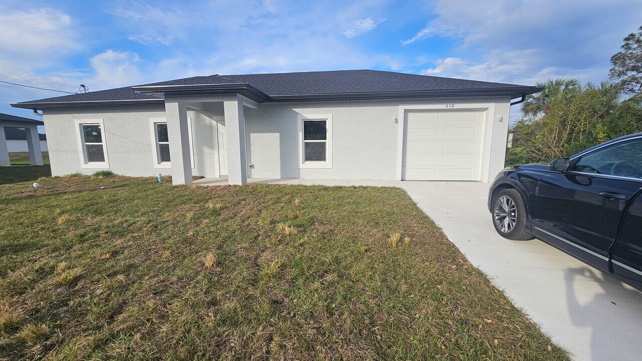 1219 Ecstasy St E in Lehigh Acres, FL - Building Photo