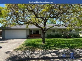 2895 Hawaiian Ave in Medford, OR - Building Photo