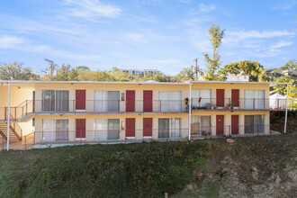 Capitol Village in Tallahassee, FL - Foto de edificio - Building Photo