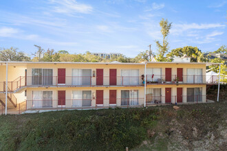 Capitol Village in Tallahassee, FL - Foto de edificio - Building Photo