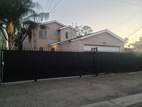 633 E 81st St in Los Angeles, CA - Building Photo - Building Photo