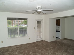 Escambia Place in Tallahassee, FL - Foto de edificio - Interior Photo