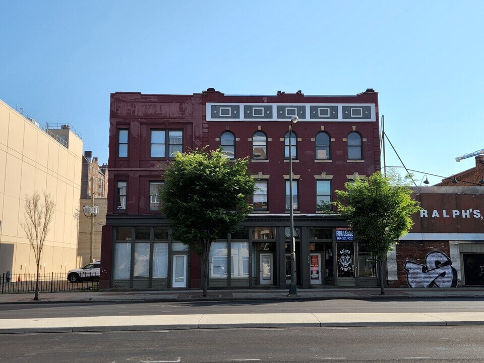 711 W Broad St in Richmond, VA - Foto de edificio