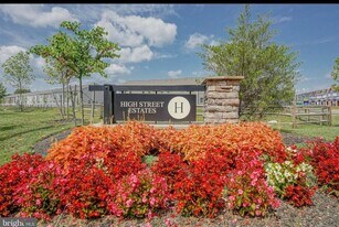 321 Mazzeo Dr in Glassboro, NJ - Building Photo