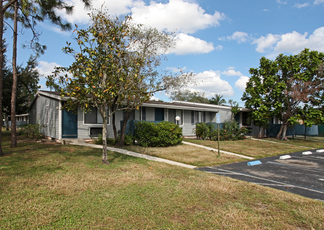 Ambergate Apartments in West Palm Beach, FL - Building Photo - Building Photo