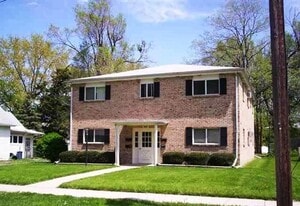 1004 Howard St in Normal, IL - Building Photo