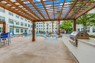 Lofts on Main in San Antonio, TX - Foto de edificio - Building Photo