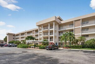 2651 S Palm Aire Dr, Unit 302 in Pompano Beach, FL - Building Photo