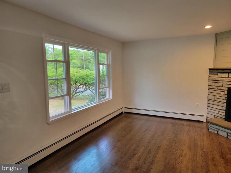 1639 Perkins Ln in Beverly, NJ - Building Photo