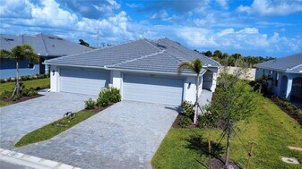 8225 Shr Lk Dr in Englewood, FL - Building Photo