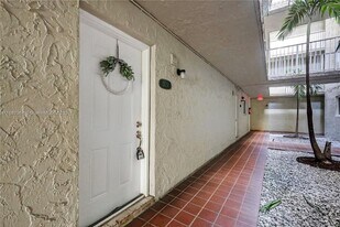 10000 NW 80th Ct in Hialeah Gardens, FL - Building Photo