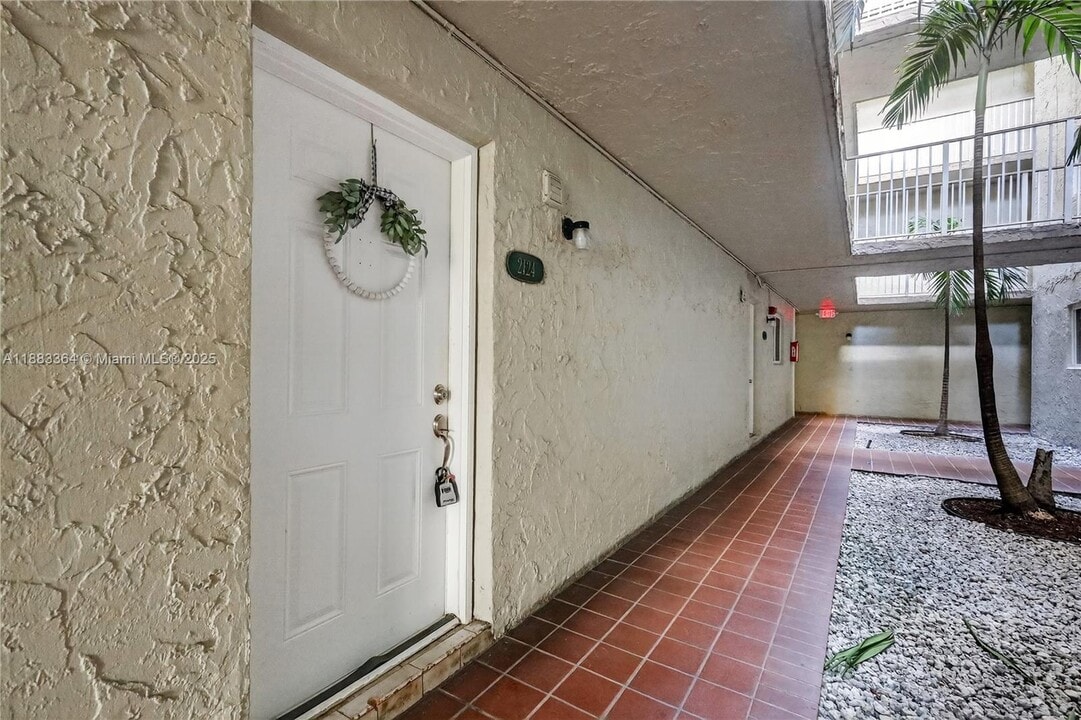 10000 NW 80th Ct in Hialeah Gardens, FL - Building Photo