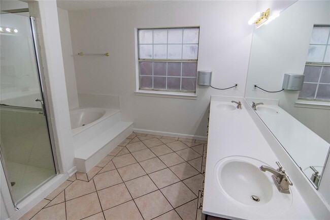 12705 Hunters Chase Dr in Austin, TX - Building Photo - Building Photo